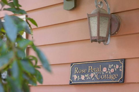 Rose Petal Cottage - Redcliffe Tourism 1