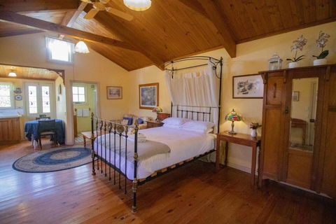 Rose Petal Cottage - Redcliffe Tourism 2