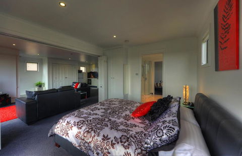 Rosebank Cottage Collection - Redcliffe Tourism 1