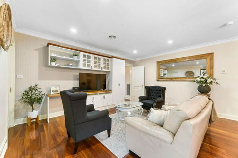 Roselawn Manor - 5 Bedroom Entertainer - Redcliffe Tourism 2