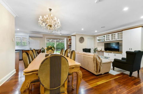 Roselawn Manor - 5 Bedroom Entertainer - Redcliffe Tourism 3
