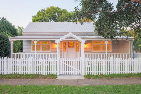Rosemill Cottage - Mobility Friendly Accommodation Never Looked Better! - Redcliffe Tourism 3