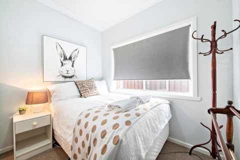 Rosewood Cottage - Stroll To Central, Cosy Escape - Redcliffe Tourism 2