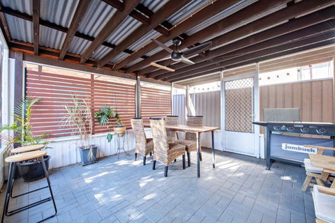 Rosewood Cottage - Stroll To Central, Cosy Escape - Redcliffe Tourism 3