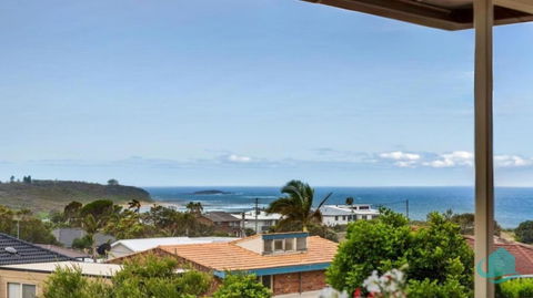 Rosies Retreat - 300m To The Sandy Shores Of Caves Beach - Redcliffe Tourism 1