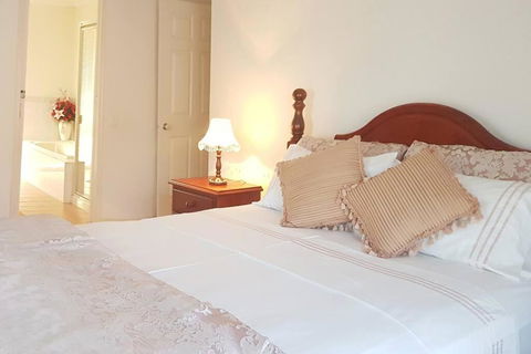 Roxy - A Spacious Cosy Getaway - Near Mel Airport - Redcliffe Tourism 0