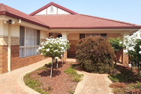 Roxy - A Spacious Cosy Getaway - Near Mel Airport - Redcliffe Tourism 1