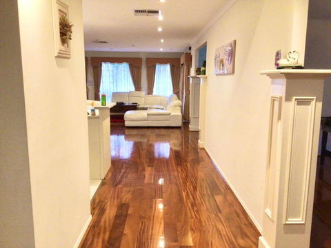 Roxy - A Spacious Cosy Getaway - Near Mel Airport - Redcliffe Tourism 3
