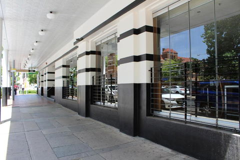 Royal Hotel Orange - Redcliffe Tourism 1