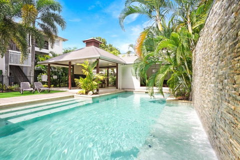 Royal Pavillions City Escape - Redcliffe Tourism 0