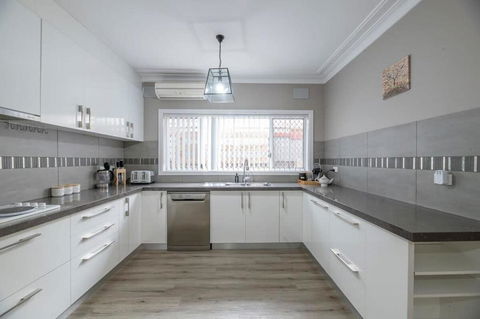 Roycox Cottage - Charming Escape, Fireplace - Redcliffe Tourism 2