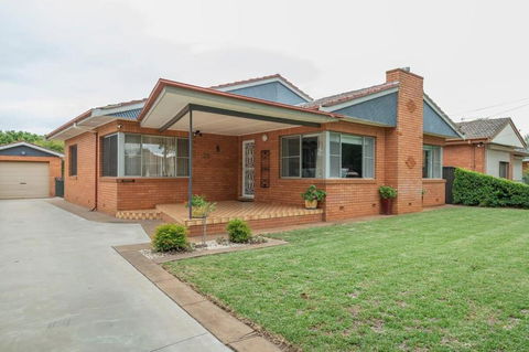 Roycox Cottage - Charming Escape, Fireplace - Redcliffe Tourism 3