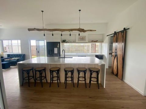 Rules Beach House QLD 4674- Opt 2 - 3BDR Unit, 2BR - Redcliffe Tourism 0