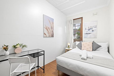 Rustic Double Room - Nearby Stations & Stores - Shared Bathroom - Redcliffe Tourism 0
