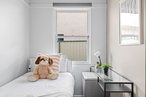 Rustic Single Room - Centrally Located At Narwee - Shared Bathroom - Redcliffe Tourism 3