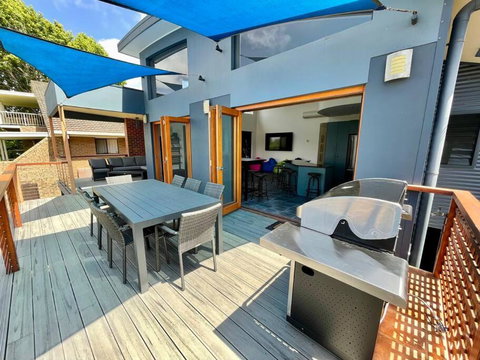 Sails To Sea - 4 Bedroom Pet Friendly Private Pool - Redcliffe Tourism 1