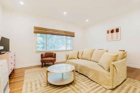 Salmon Calm - Trendy Velvet Allure By Albert Park - Redcliffe Tourism 2