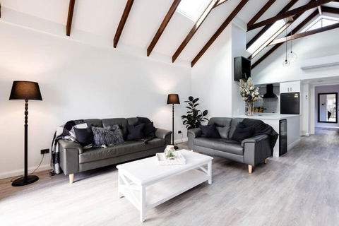 Salt & Pepper; Beautiful Town House In Margs! - Redcliffe Tourism 1
