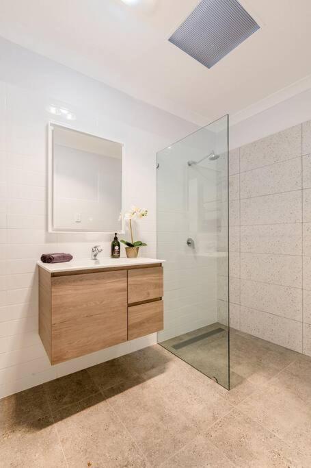 Salt & Pepper; Beautiful Town House In Margs! - Redcliffe Tourism 2