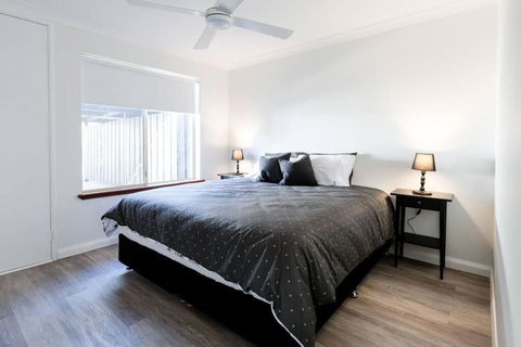 Salt & Pepper; Beautiful Town House In Margs! - Redcliffe Tourism 3