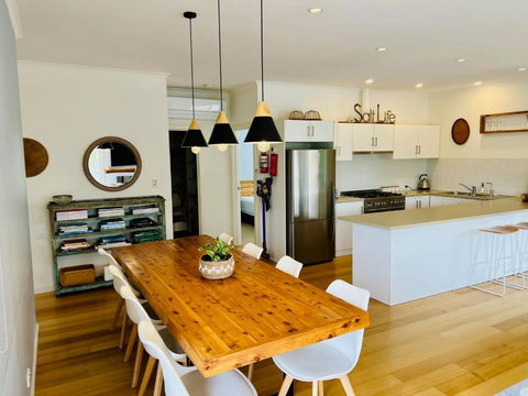Salt Life - Pet Friendly Outside WIFI - Redcliffe Tourism 2