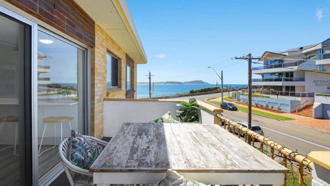 Salt Life Short Walk To Beach, Shops Cafes Accom Holidays - Redcliffe Tourism 0