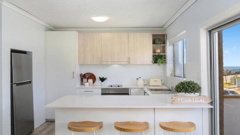 Salt Life Short Walk To Beach, Shops Cafes Accom Holidays - Redcliffe Tourism 1