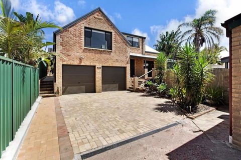 Salt Wood Cabin Style Retreat - Redcliffe Tourism 0