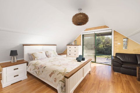 Salt Wood Cabin Style Retreat - Redcliffe Tourism 2
