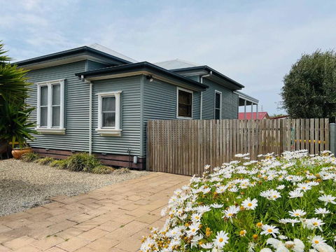 Saltwater Bungalow - WiFi - Redcliffe Tourism 0