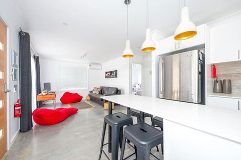 Salty Kisses Holiday House - Redcliffe Tourism 3