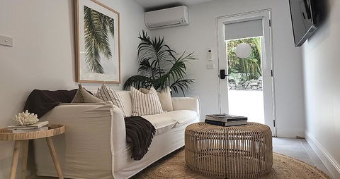 SALTY PALMS -Seaside Studio Apartment - Redcliffe Tourism 3