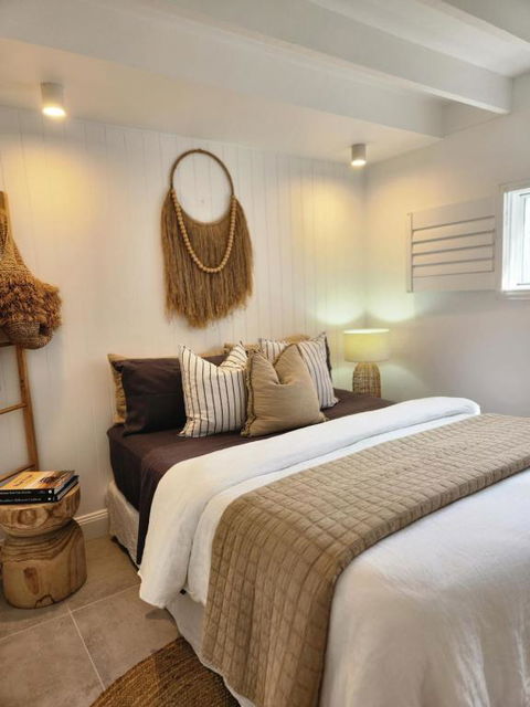 SALTY PALMS -Seaside Studio Apartment - Redcliffe Tourism 1