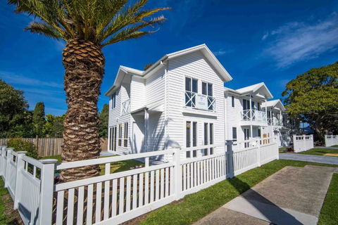 Salty Palms By The Sea - ONE - Redcliffe Tourism 0