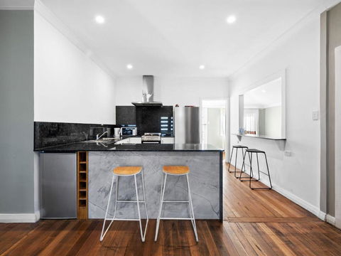 Salty Sea Cottage - Redcliffe Tourism 0