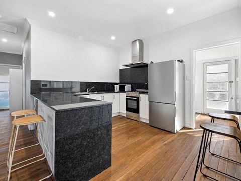 Salty Sea Cottage - Redcliffe Tourism 1