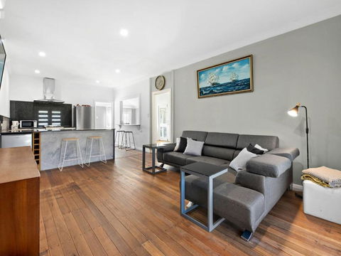 Salty Sea Cottage - Redcliffe Tourism 2