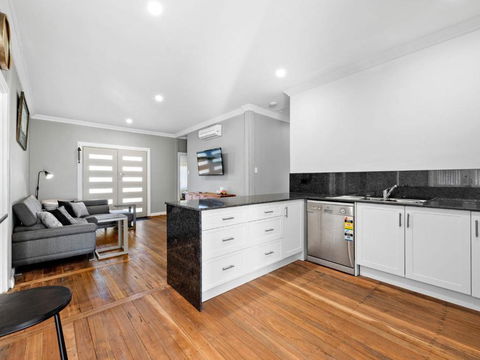 Salty Sea Cottage - Redcliffe Tourism 3