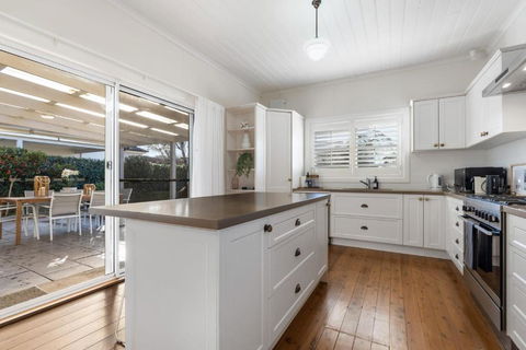 Sampson Cottage - Historic Charm - Redcliffe Tourism 2