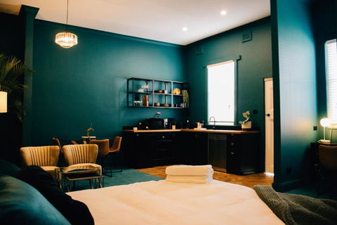 Rooms Of Renown - The Enterprise Suite - Redcliffe Tourism 2