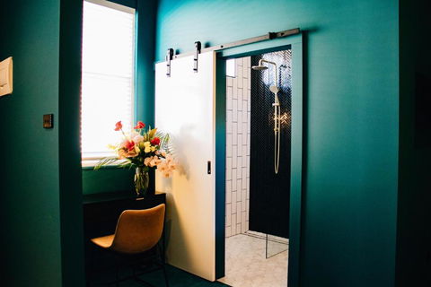 Rooms Of Renown - The Enterprise Suite - Redcliffe Tourism 3