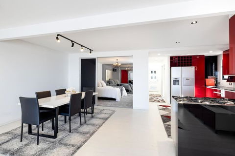 Scarborough Waterfront Penthouse Unit - Redcliffe Tourism 3