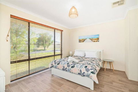 Sandpiper House - Family & Pet Friendly - Redcliffe Tourism 3