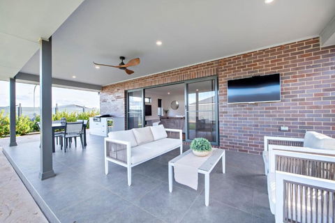 Sandstone - Family Entertainer, Refined Living - Redcliffe Tourism 2