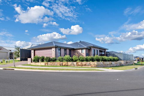 Sandstone - Family Entertainer, Refined Living - Redcliffe Tourism 3