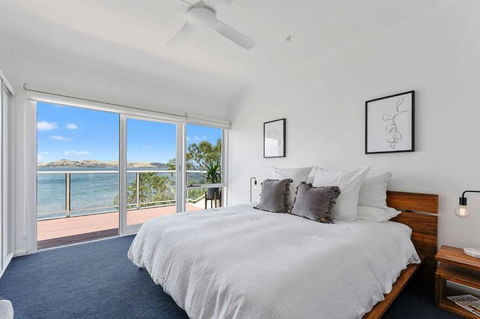 Sandy Bay Beachfront Oasis Direct Beach Access - Redcliffe Tourism 3