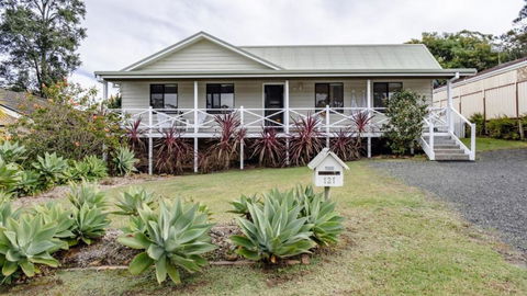 Sandy Cottage - Redcliffe Tourism 0
