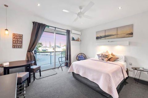 Scarborough Beach Break Holidays - Unit 2 - Redcliffe Tourism 0