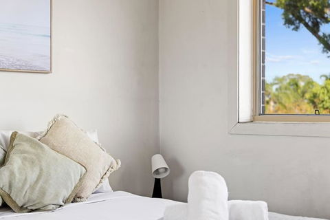 Serene Double Room In Revesby - Mins To Eateries & Shops - Shared Bathroom - Redcliffe Tourism 2