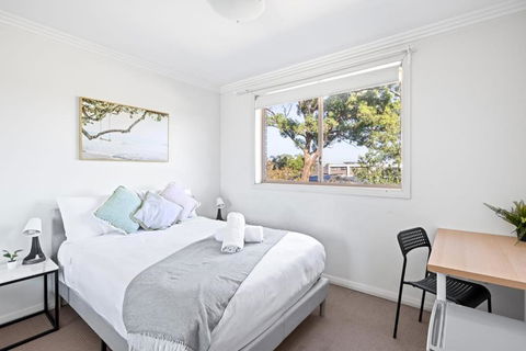 Serene Double Room In Revesby - Mins To Eateries & Shops - Shared Bathroom - Redcliffe Tourism 0
